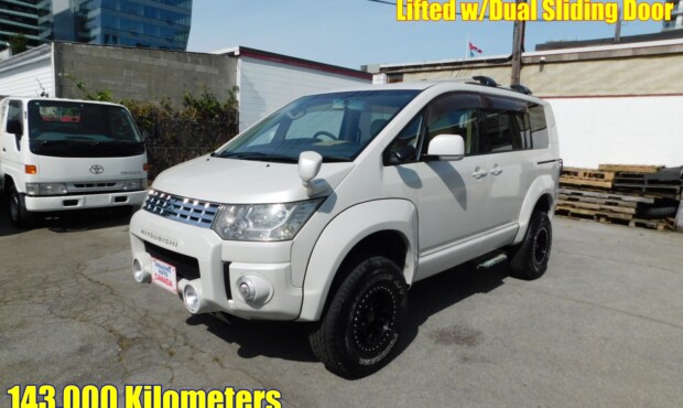 2009 Mitsubishi Delica D5 4WD Lifted w/Dual Sliding Door 143,000 km